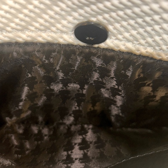 🎊HOST PICK🎉Stylish Karl Lagerfeld Paris Bag - Picture 11 of 17